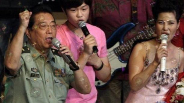 李双江|李双江夫妇外出看话剧，场面甜蜜，梦鸽发福到快认不出，儿子李天一即将出狱