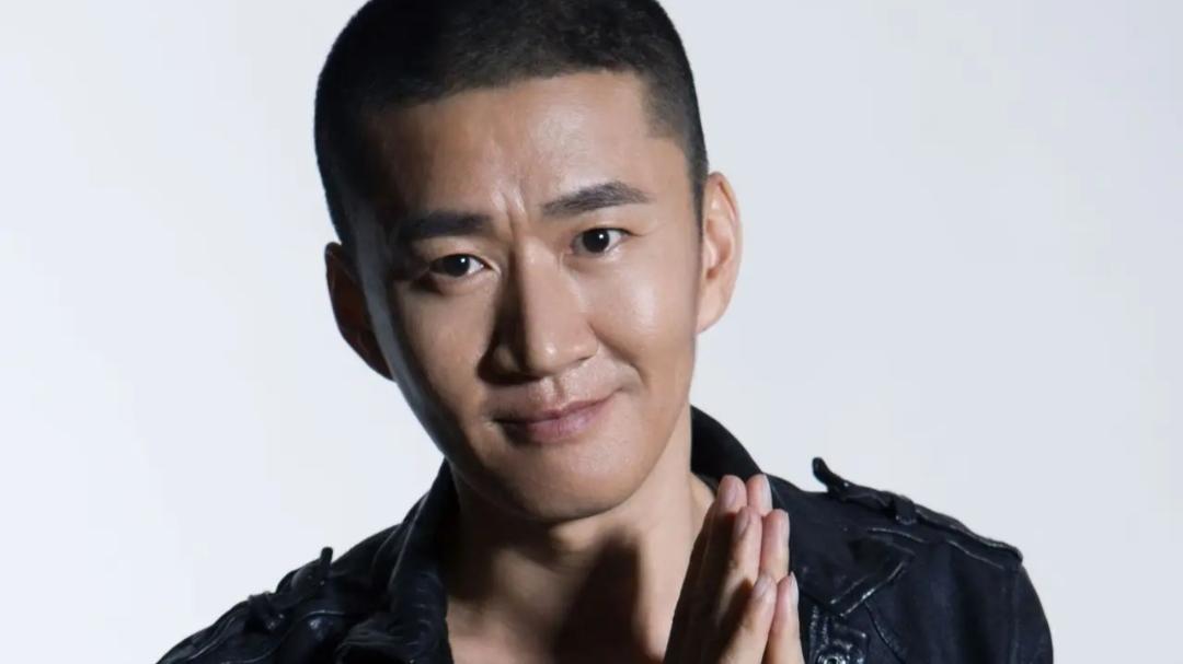 李嘉明|?曾经也是比较知名的演员，现在却在街边卖水果，境遇真的这么惨了吗？