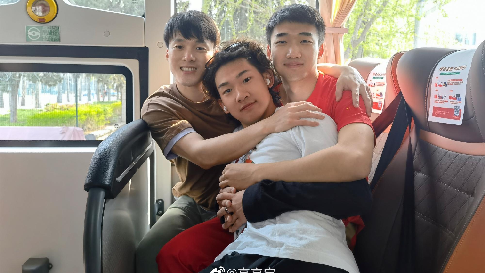 苏翊鸣|中国冰雪男子三巨头合影！速滑奥运冠军搂抱苏翊鸣：抱团取暖