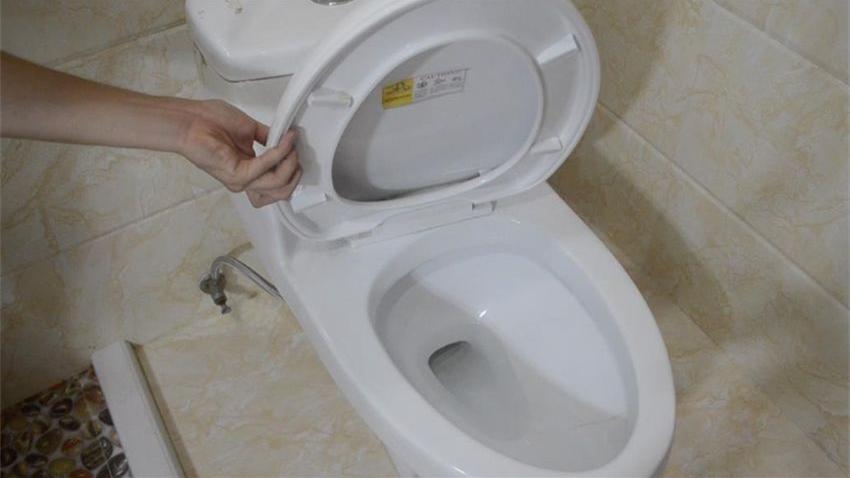为何冲完马桶后，盖子要盖上？听内行人一讲，发现自己做错了