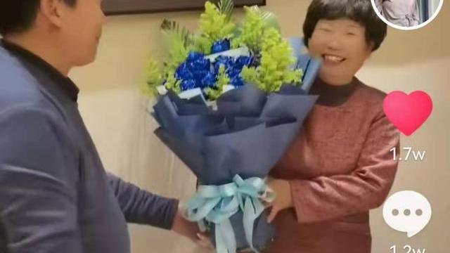 新蝙蝠侠|姚策去世周年将至，老郭向老杜献花，许妈黑衣加身诵读《爱莲说》