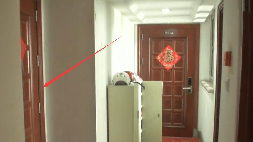 邻居在门口摆放鞋柜，业主希望把鞋柜撤掉，物业：没执法权