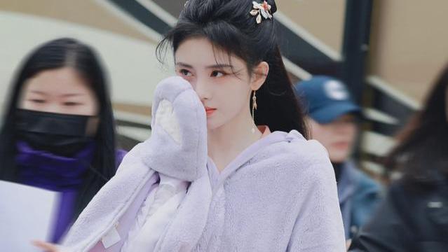 鞠婧祎|《仙剑4》开机，鞠婧祎饭拍图美若仙，不料却被路人照暴露了身材