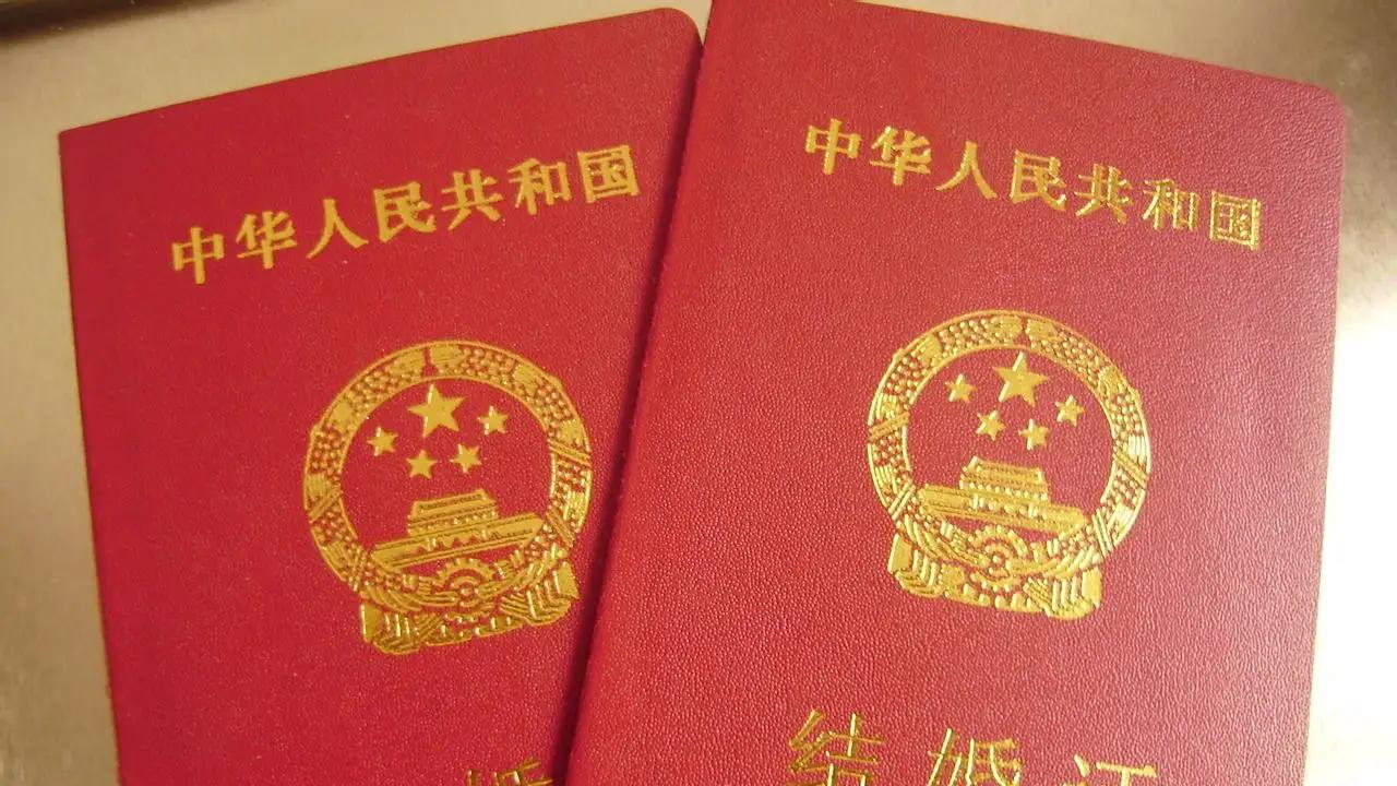 女子到银行查询亡夫账户余额, 被告知结婚证不足以证明是夫妻, 律师: 可有效证明