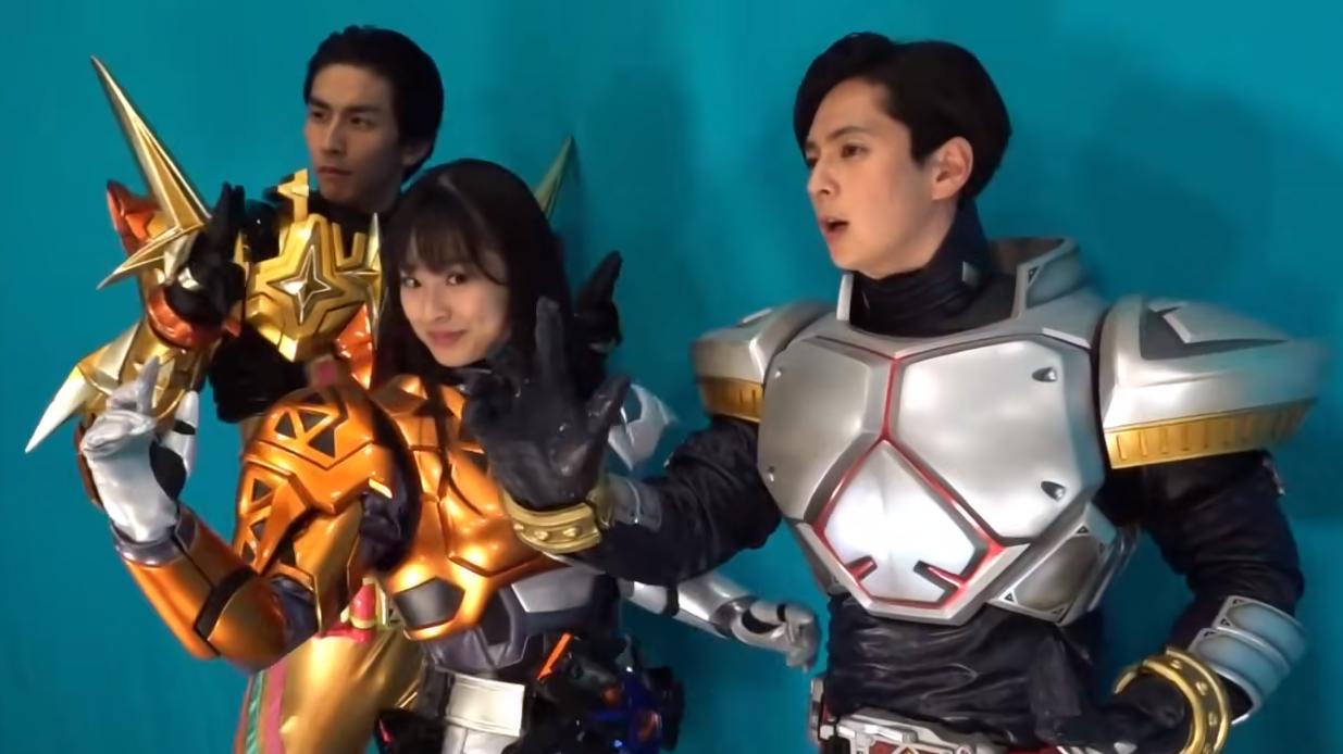 正义联盟|假面骑士：圣刃和礼拜四演员亲自穿皮套的珍贵镜头 小樱格外可爱