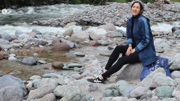 钟嘉欣|38岁钟嘉欣挺孕肚出游，皮肤白嫩四肢纤瘦，山涧满地石头太抢镜