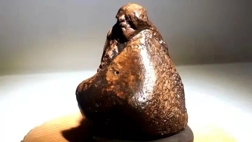 奇石|老藏家很纳闷，精美石头卖不动，一块丢在葡萄架下的烂石头却卖了188万