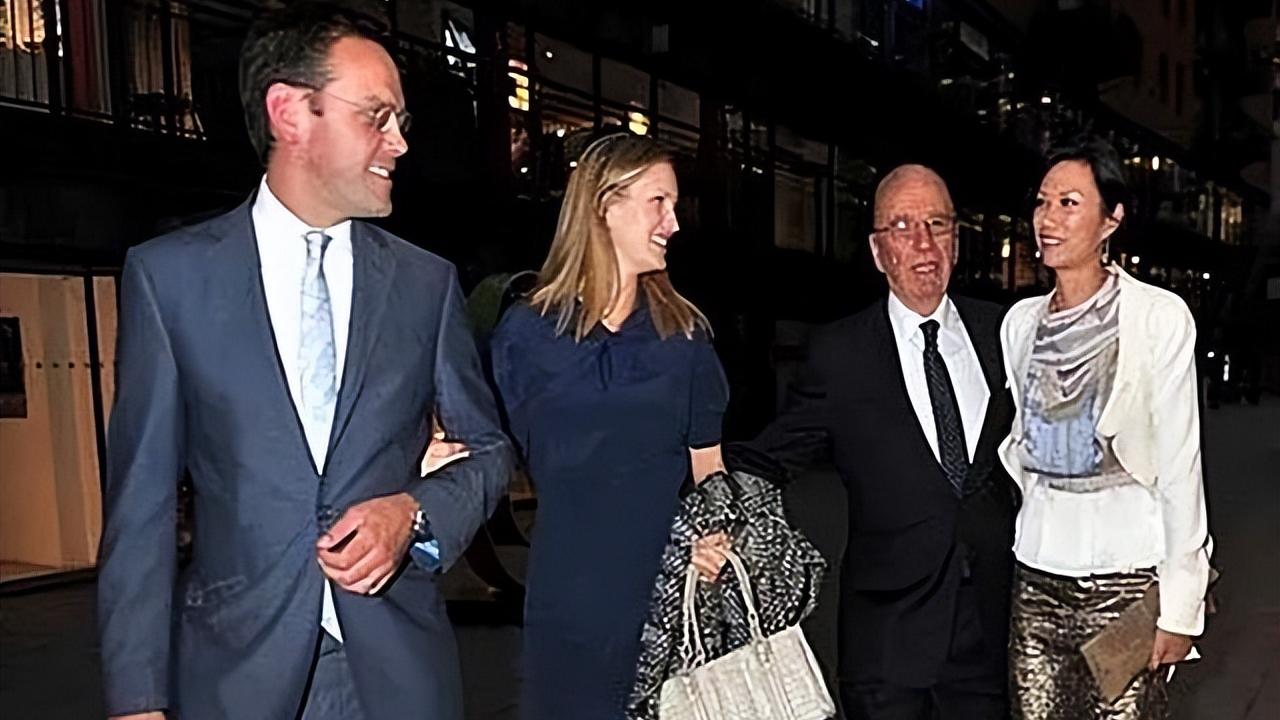 朱玲玲|2011年邓文迪将默多克推在钢琴上，他一度无法起身，叫来急救人员