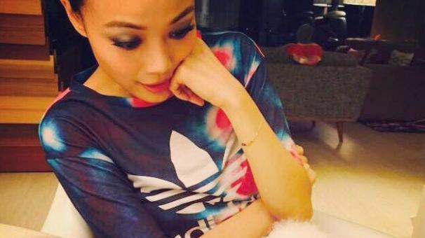 参观容祖儿住的豪宅，客厅放了简易电视柜，装修太简单了