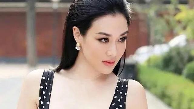 钟丽缇 51岁钟丽缇直播教护肤，自称脸上没有细纹，却被鼻毛抢戏了