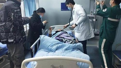 医生|腹痛、肌强直，男子被误诊胃穿孔，看到异常脚趾医生才恍然大悟！