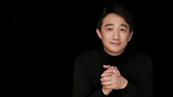 黄磊|黄磊首次带小女儿露面，9岁穿卫衣梳刀切刘海，母女高鼻梁似烙饼