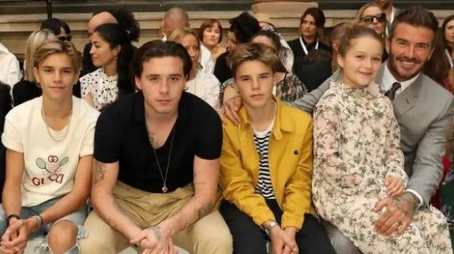 哈珀·贝克汉姆|11岁小七穿吊带裙，全身肉嘟嘟，靠着贝克汉姆满脸幸福