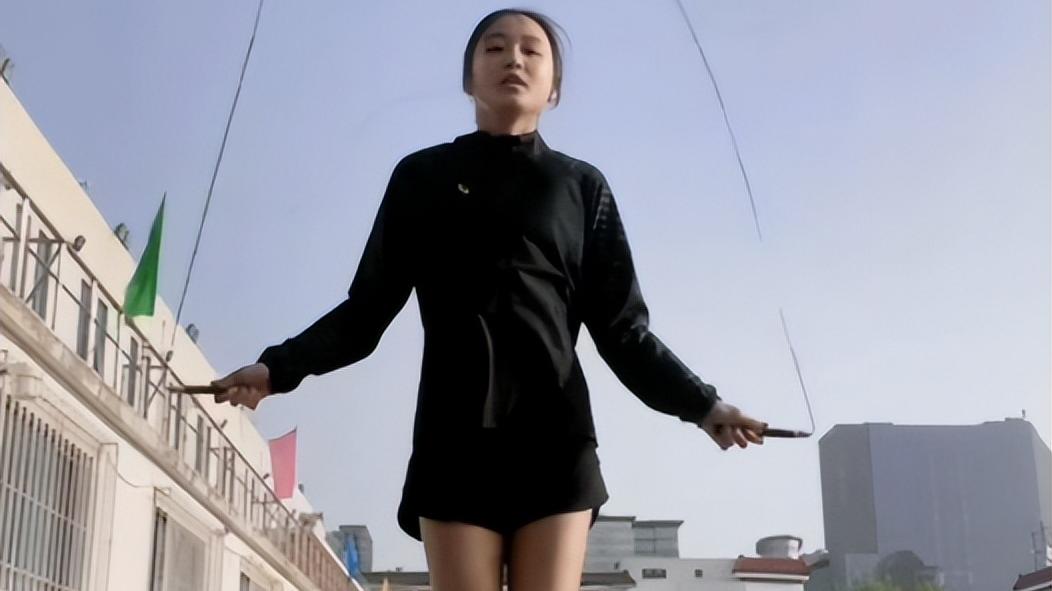 朱易|太美了！朱易穿运动短裤跳绳，满屏大长腿，和刘畊宏互动：上难度