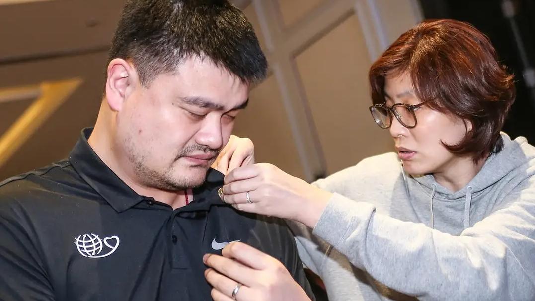 日本 妻子受得了？41岁姚明400多斤不减肥，公开露面不修边幅似流浪汉