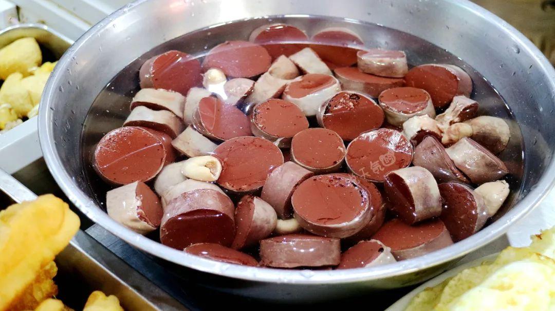 贵州|贵州厂妹创业卖大肠血，16元一份日卖50斤大肠，抢光附近顾客