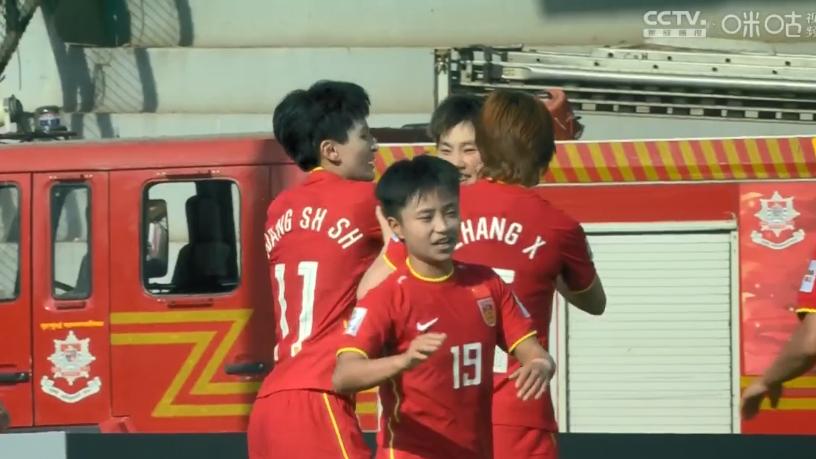 中国队|2比0，7分钟2球！中国队爆发，恒大新星立功，王霜笑了，比心庆祝