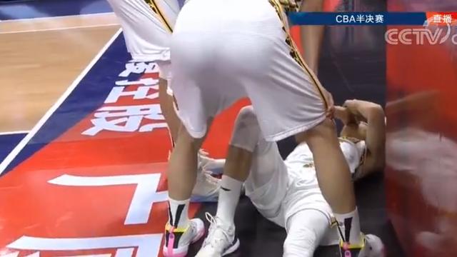 赵岩昊|王博怒了！比赛像打架一样，胡金秋送医院，赵岩昊受伤离场