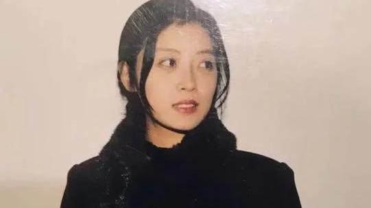 老照片 妈妈颜值“碾压”全家是什么体验？父母老照片走红，太美了