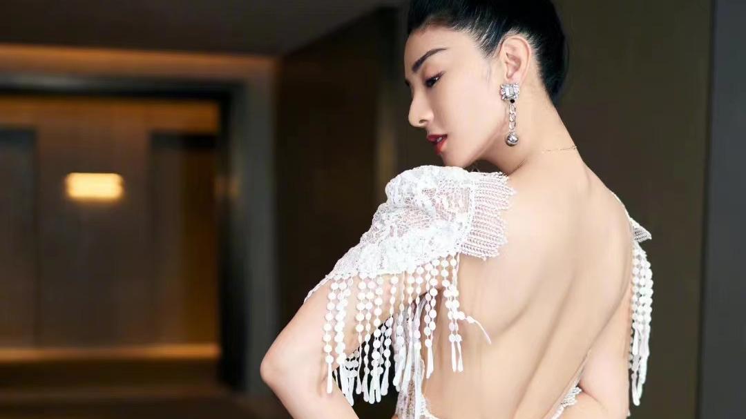 黄奕 45岁黄奕暴瘦10斤，露背长裙大秀好身材，网友：去浪姐带薪减肥