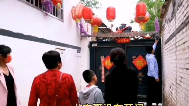 朱之文|朱单伟定亲后，大衣哥家迎来首批游客，大巴车上还贴着“囍”字