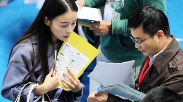 |2022中国烟草公开招聘，年薪高达6位数，4类学生有机会优先录用
