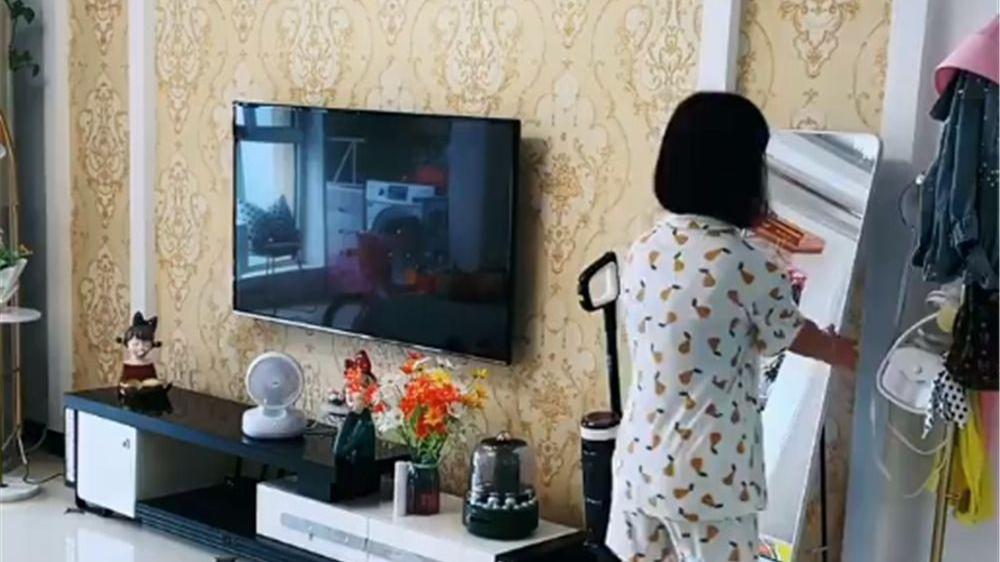 她用半天时间改造电视墙，将老土电视墙变得简洁干净，好看多了