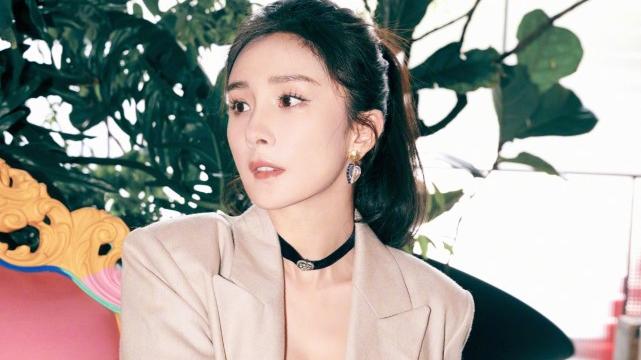 杨幂 杨幂高扎马尾酷飒俏丽，纤细美腿抢镜，36岁依旧美如少女