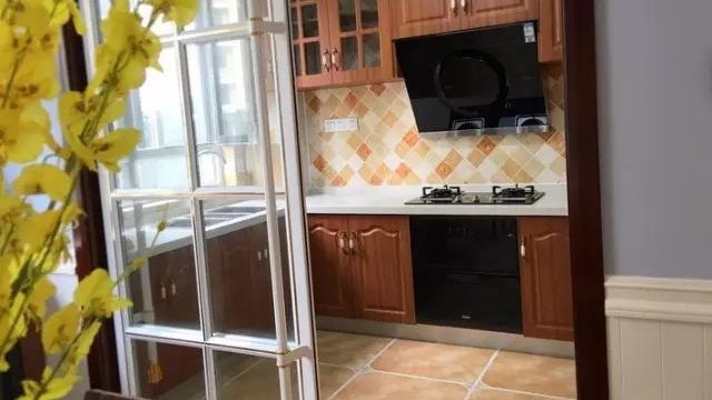 106平美式三居室，电视墙加了两个铁艺小隔板后变得超可爱