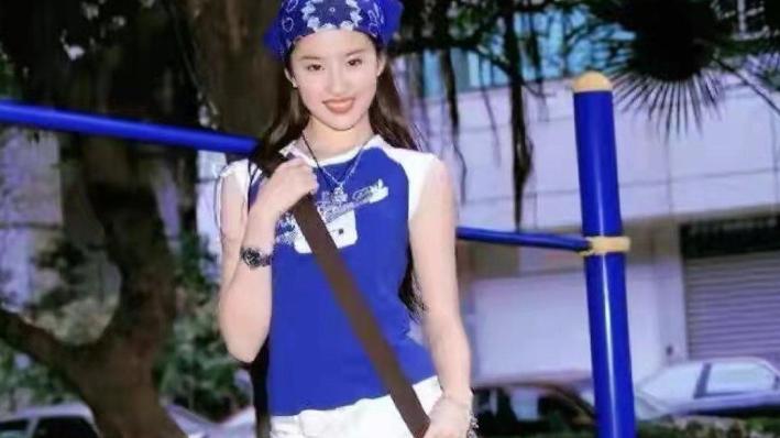 |刘亦菲十五岁的时候太嫩了吧，穿着时尚，像极了时下前卫的穿法