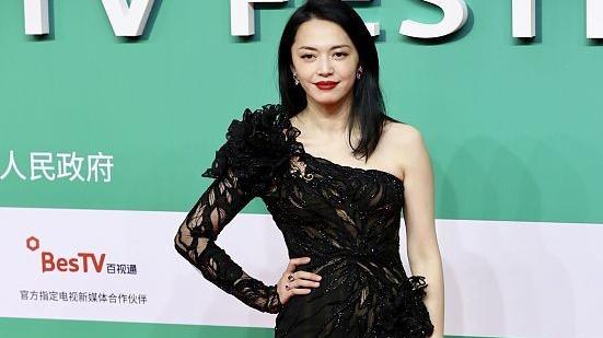 姚晨|姚晨虽然妆容很素淡，但裸色透视裙却很妩媚，这造型太“撩人”了