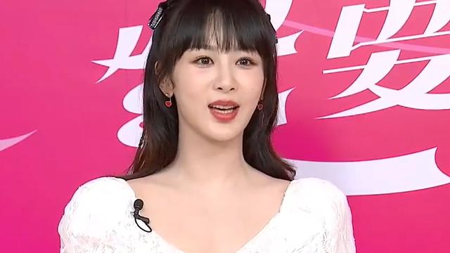 杨紫|杨紫年后首次公开亮相，窈窕身材惹人羡，面带微笑状态佳，很甜美