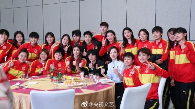 中国女足|中国女足面子大，顶流明星献唱，王霜狂拍照，全队尖叫，气氛火爆