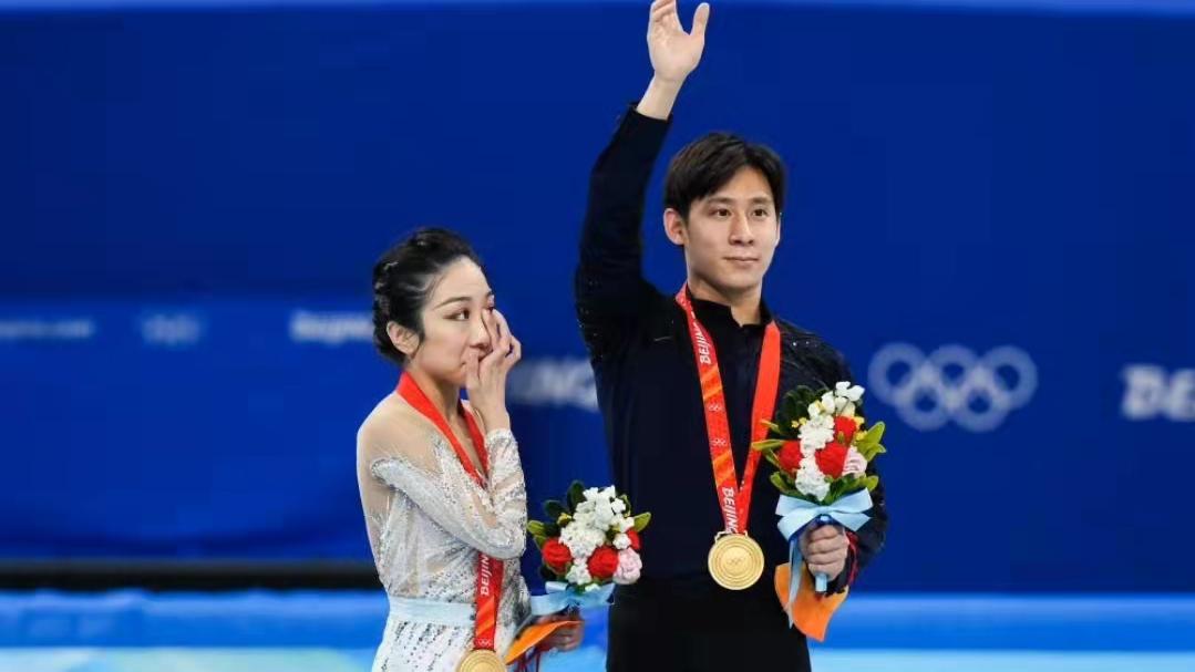 隋文静|谢尔巴科娃拿起手机，合影隋文静、韩聪！1张照片里，包含2块金牌