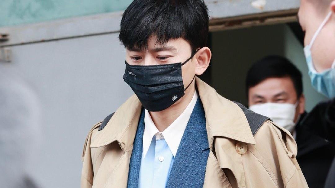 春晚|春晚彩排下班照：王嘉尔为自家带货，朱一龙穿北电校服，邓超随意