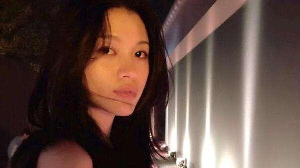 葛荟婕|葛荟婕素颜躺床上太随意！脸上痘印好明显，右手臂黑一块疑似烧伤