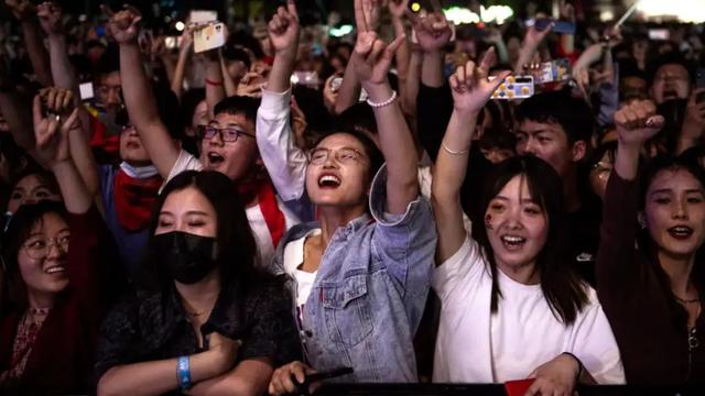 拥抱 年轻人在唯品会拥抱国货，理性消费浪潮下，奢侈品不吃香了？