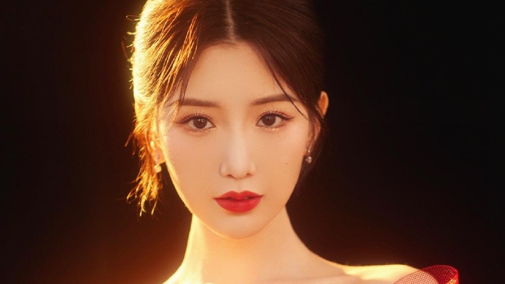 毛晓彤|毛晓彤写真大片曝光 一袭红色纱裙明媚迷人