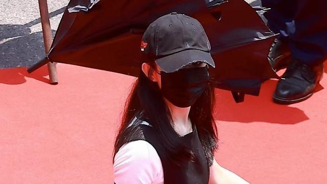 李沁|赵丽颖现身《与凤行》开机现场，穿拼色修身半袖，身材娇小挺显嫩