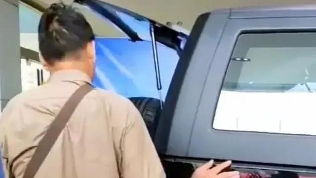 朱之文|朱之文送陈萌商铺超阔气，婚房在二层小洋楼，晒的新被子成亮点