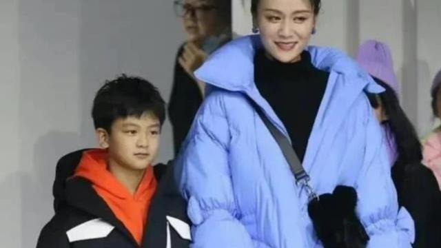 叶一茜|叶一茜和儿子一起走秀，和爸爸一个模子，网友：儿子不像妈