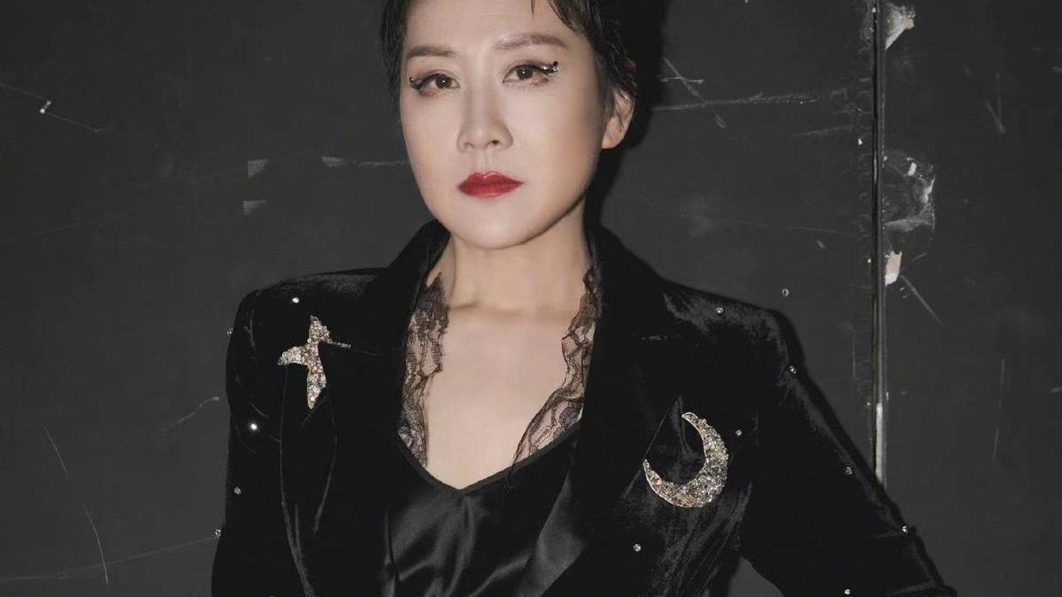 张凯丽|张凯丽为捧女儿也真拼！59岁还玩女团风，女儿五官出众却没辨识度