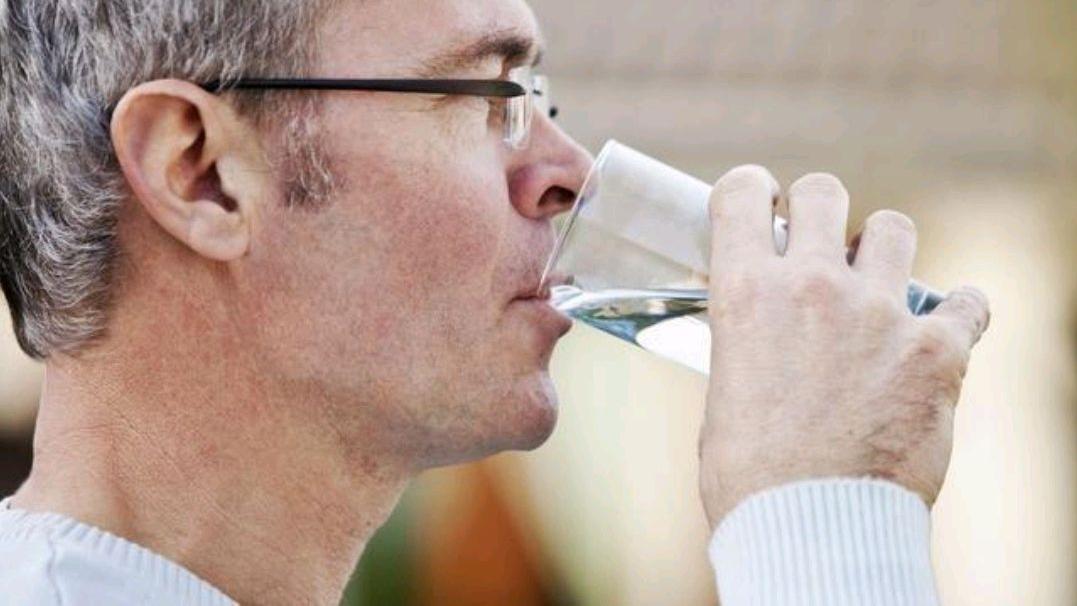 干燥综合征|有人说多喝水会加重湿气，是真的吗？提醒：或许是喝水方式不对