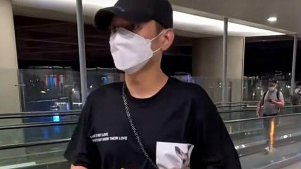 杨幂|45岁李维嘉罕见露面，独自现身机场被拍，背女款包引发热议