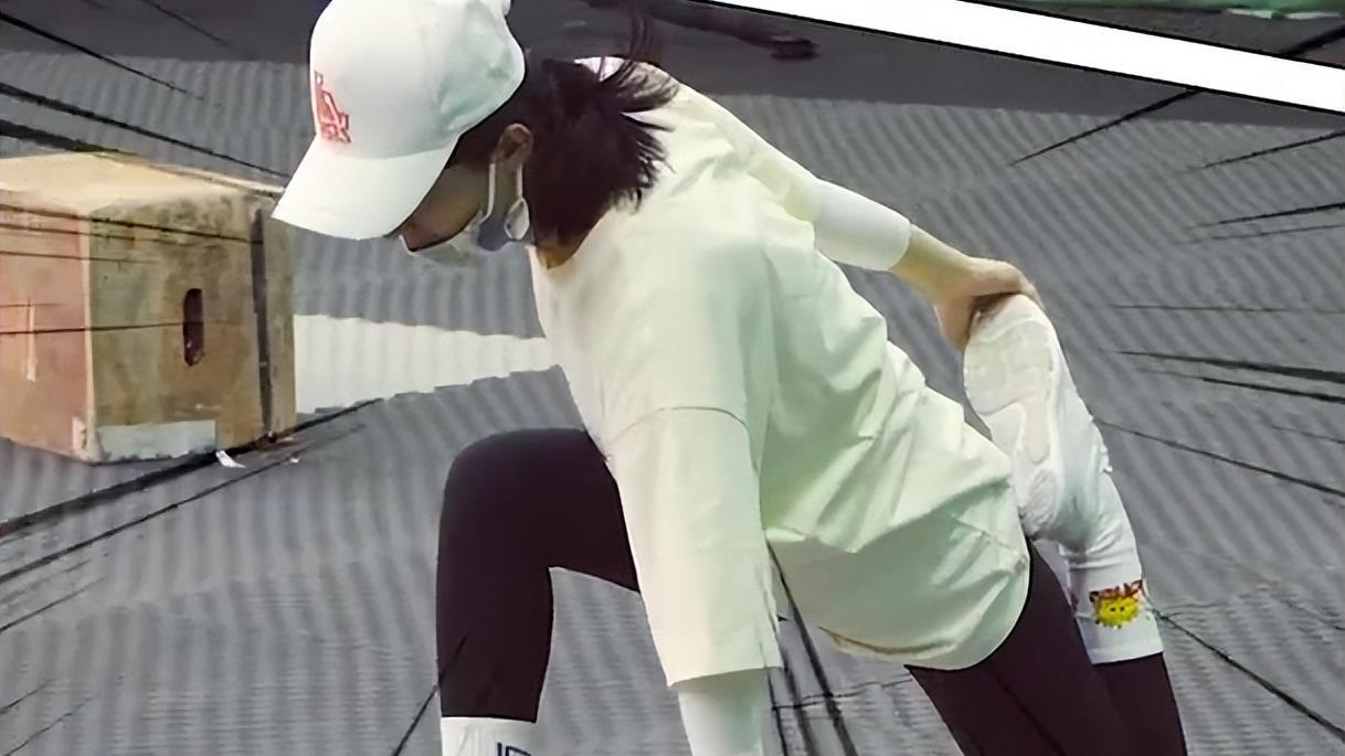 赵丽颖|赵丽颖片场练武太霸气！单手挥长棍力气巨大，跪地上拉伸不嫌脏乱