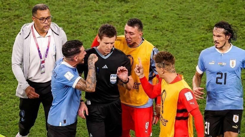 世界杯巨大争议！点球未判+球员围攻裁判，乌拉圭35岁老将怒砸VAR
