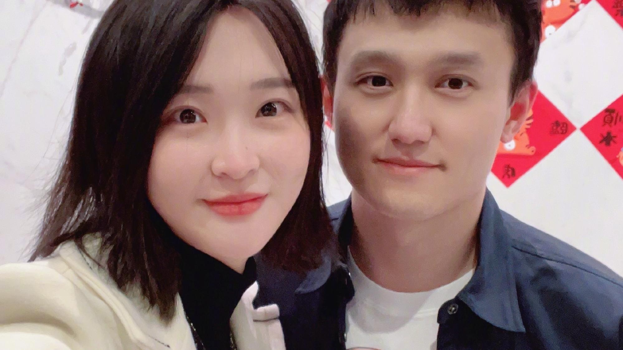 张常宁|张常宁晒一家13口全家福！父亲哥哥丈夫皆帅气，与男篮国手一起玩