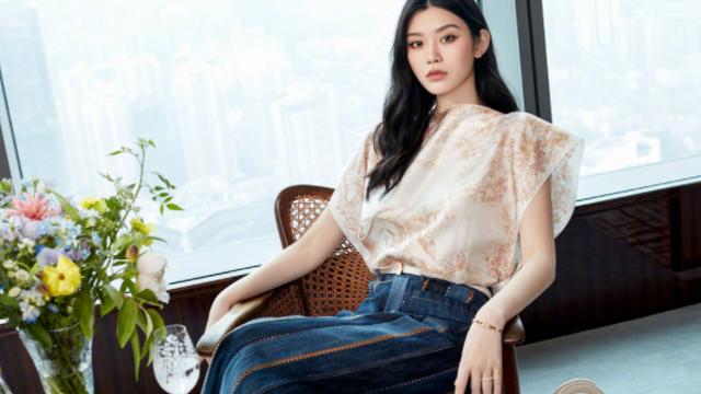 琉璃|奚梦瑶刚生完孩子就开工，在健身房倒立，配文下一个目标是不靠墙