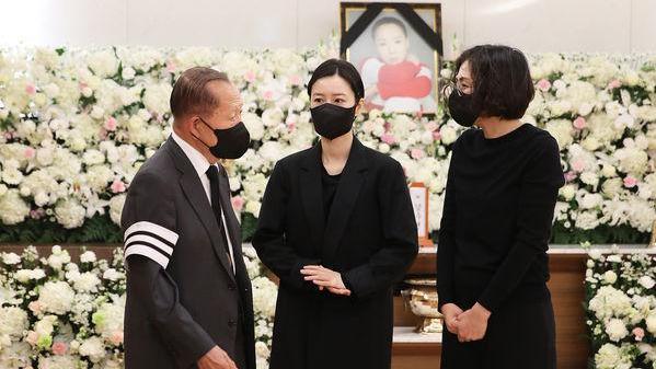 宋康昊|痛失姜受延记者会悲喜交加宋康昊、姜栋元、IU全员肃静哀悼