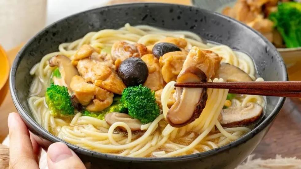 豆腐|面的味道好不好？面汤是关键，真材实料的骨头汤才能做出